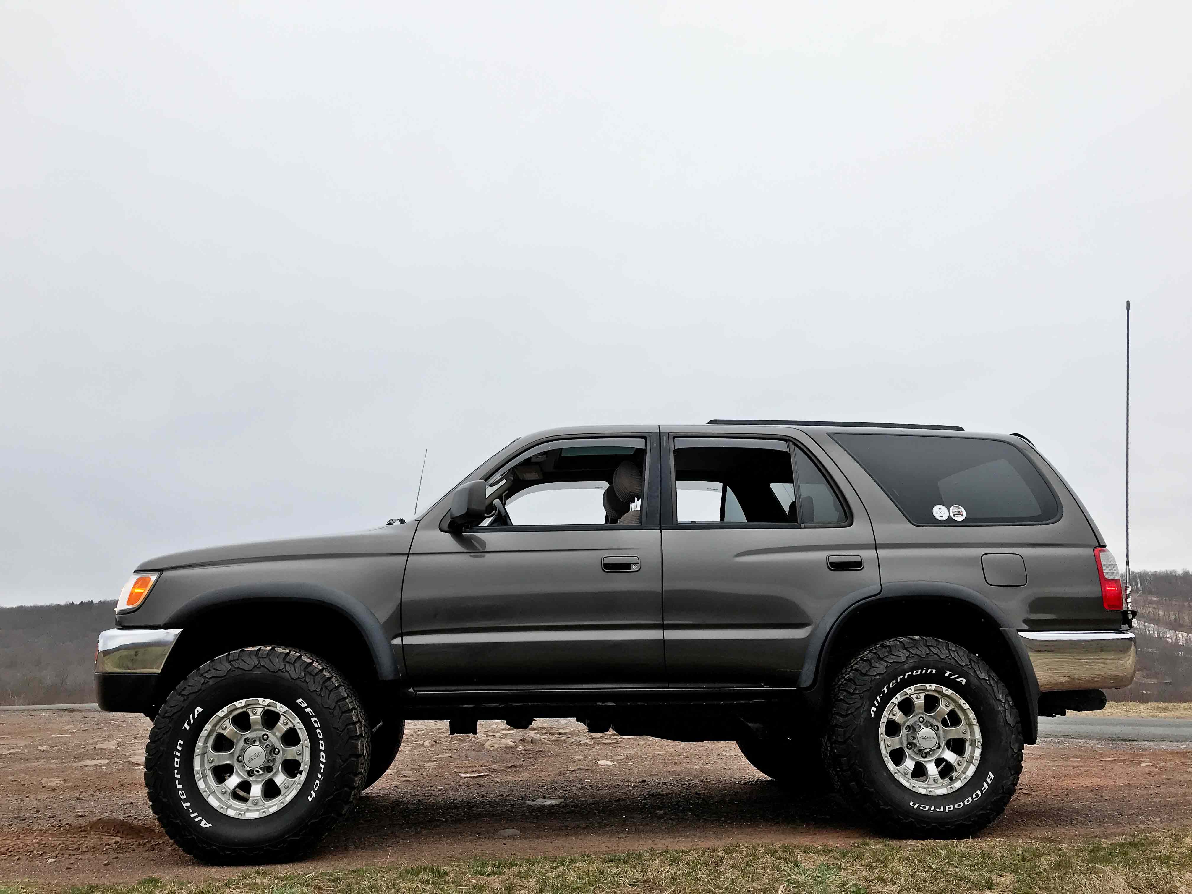 1998 Toyota 4Runner SR5 5 Speed 4x4 3.4L V6 Third Generation - The Holy Grail Third Gen : 3rd Gen with RECON: New Frame, Brakes Throughout, New Radiator, New A/C Condenser, New Steering Rack-Power Steering Hoses, New Sway Bar Links, New Cam Plugs, New Cat to back Exhaust System, New Cluch and Clutch Assembly, New Rear Manifold Seal, New Timing Belt and Waterpump, New Valve Cover Gaskets, New Belts, New Gas Tank, New 3" Bilstein Lift Kit, New Toytech Rear BOSS Shocks, 4 New 285-75-16 BF Goodrich All Terrain Tires, New MB Wheels, New Upgraded JVC Digital Media and Sound system — photo 3