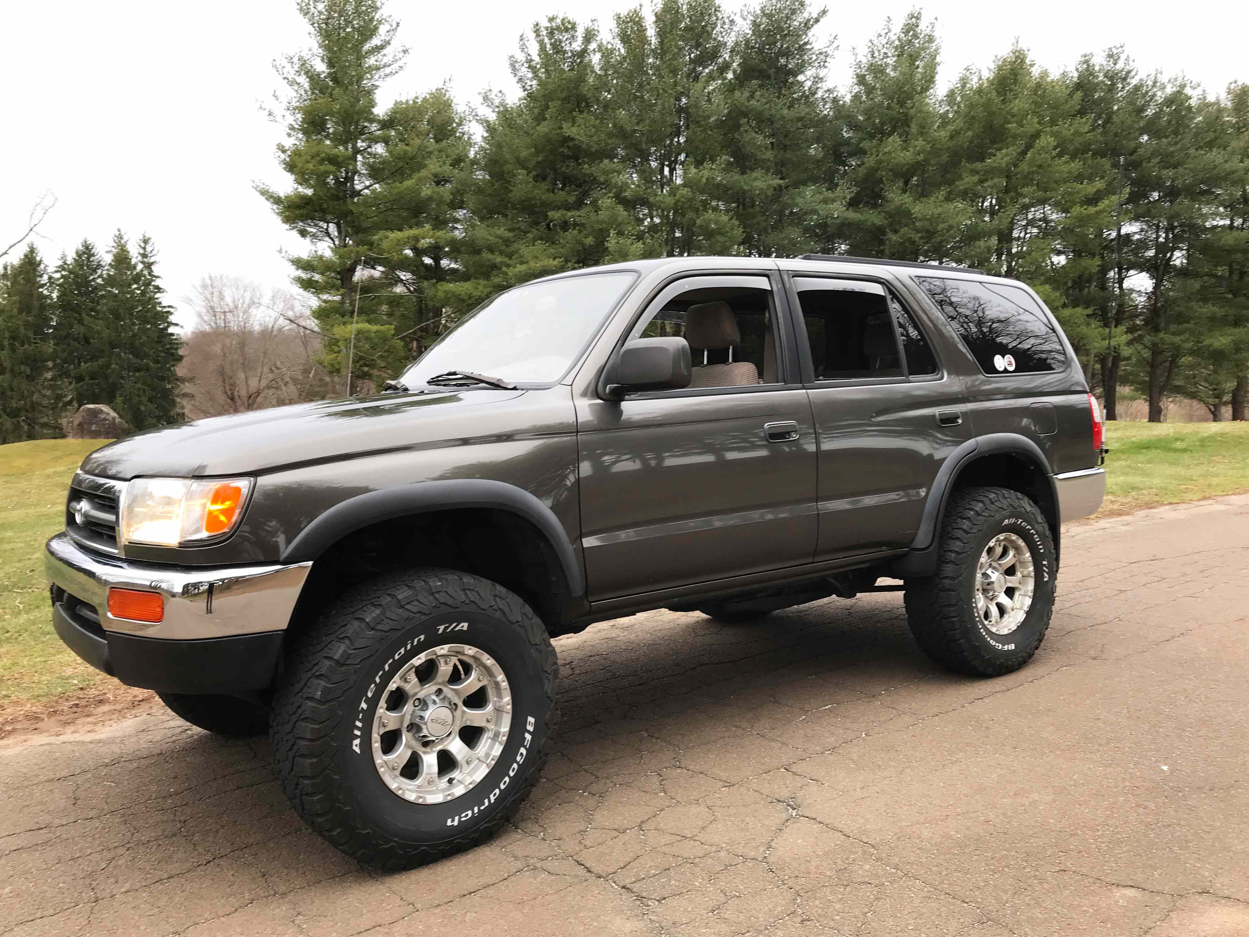 1998 Toyota 4Runner SR5 5 Speed 4x4 3.4L V6 Third Generation - The Holy Grail Third Gen : 3rd Gen with RECON: New Frame, Brakes Throughout, New Radiator, New A/C Condenser, New Steering Rack-Power Steering Hoses, New Sway Bar Links, New Cam Plugs, New Cat to back Exhaust System, New Cluch and Clutch Assembly, New Rear Manifold Seal, New Timing Belt and Waterpump, New Valve Cover Gaskets, New Belts, New Gas Tank, New 3" Bilstein Lift Kit, New Toytech Rear BOSS Shocks, 4 New 285-75-16 BF Goodrich All Terrain Tires, New MB Wheels, New Upgraded JVC Digital Media and Sound system — photo 6