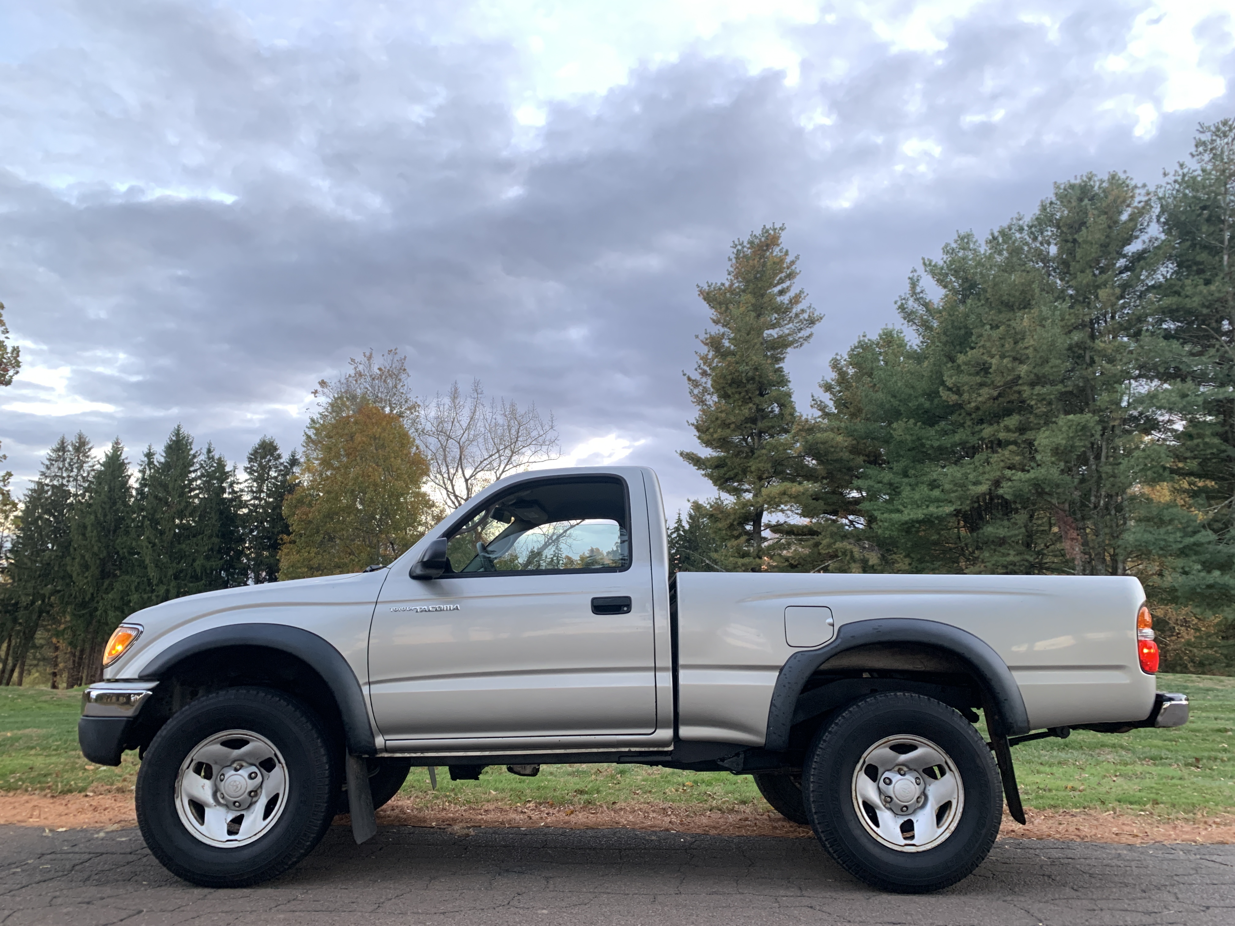 2004 Toyota Tacoma SR5 4x4 Pickup — photo 2